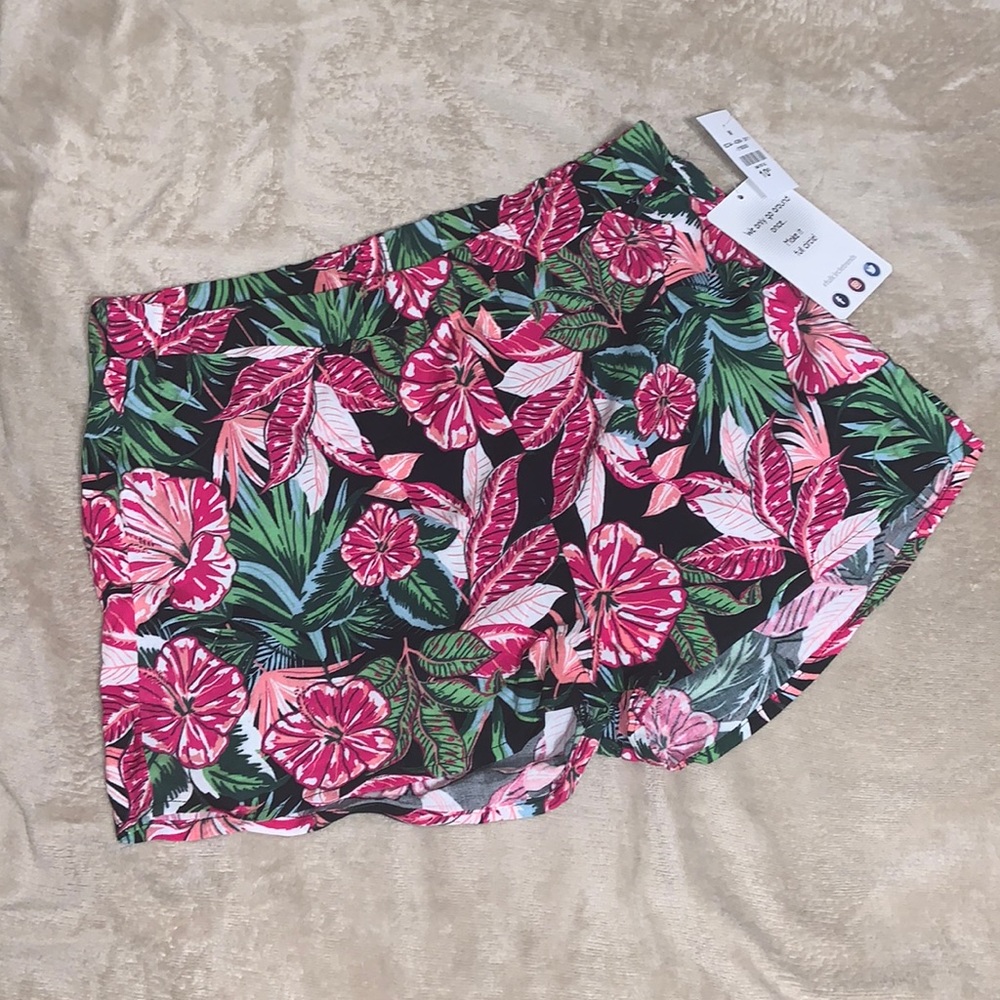 New w/ tags size M floral shorts